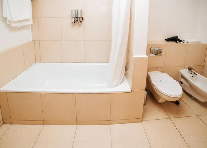 Hotel Duplo Com Jardim E Piscina